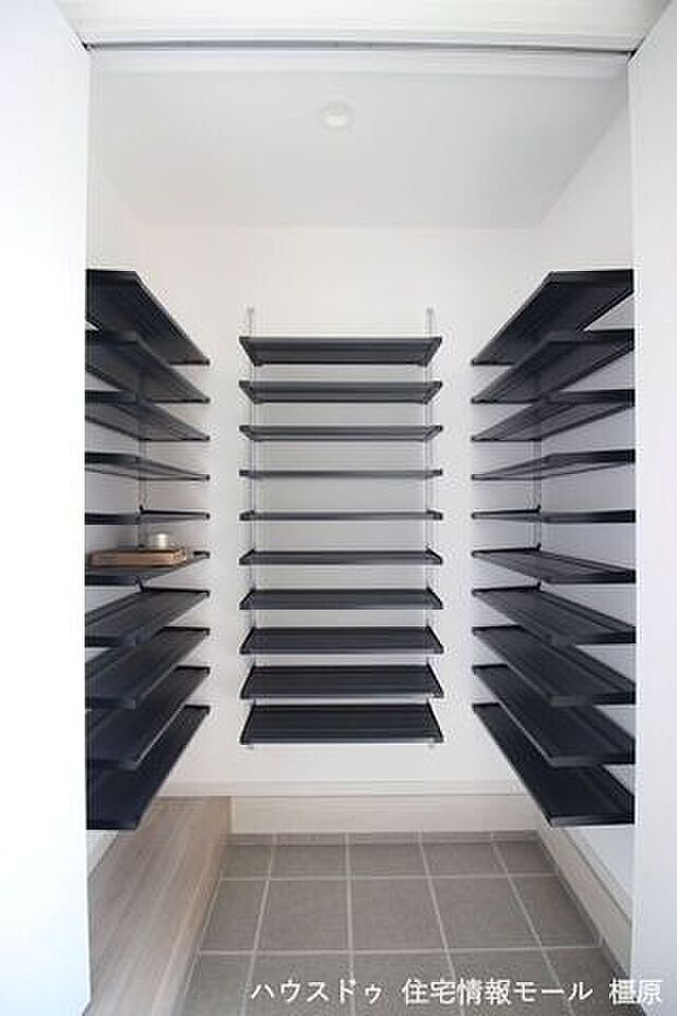 60足以上の靴が入る大きなスペース。ベビーカー等も余裕を持って置いていただけます。