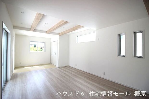 19帖の大きなLDKを是非ご覧ください！南向きの大変明るいお部屋です。