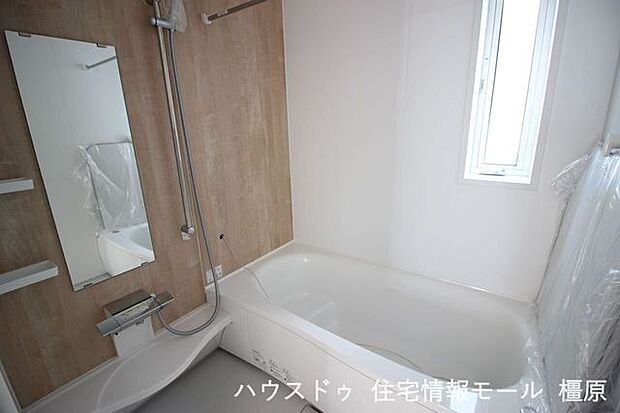 半身浴もゆっくり楽しめる1坪の広々浴室。ベンチタイプの浴槽はお湯が少なく済むため、節水・省エネにもつながります。