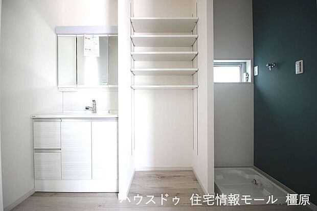 洗面室にも収納棚を設置。タオルや日用品の定位置にぴったりですね。