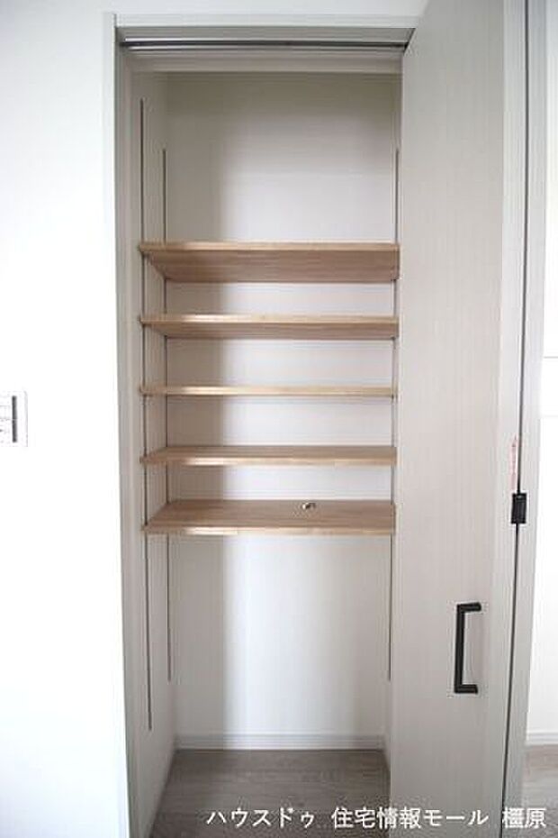 2階廊下にも収納を確保。棚板は可動式になっております