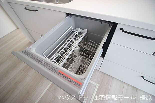 食器洗浄乾燥機を完備。高温のお湯と水圧で洗浄し、手洗いよりも清潔です。5人分の食器を一度に洗い流します。