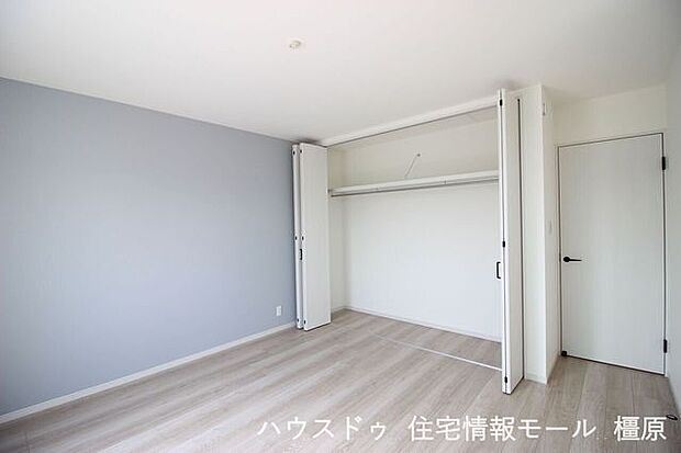 大容量のクローゼットがあり、沢山の衣類や小物もすっきり整理できます。
