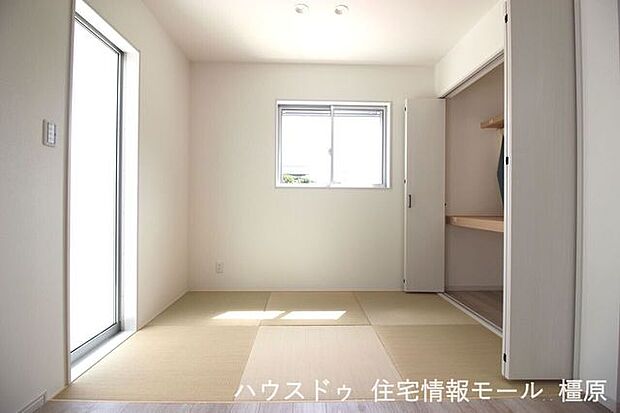 ちょっと横になりたい時に嬉しいスペース。約1帖の押入れもございます。