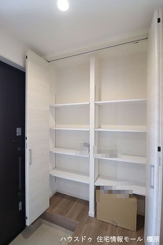 玄関収納の棚は可動式。お好きなレイアウトでご利用下さい。傘掛けもあり大変便利です。