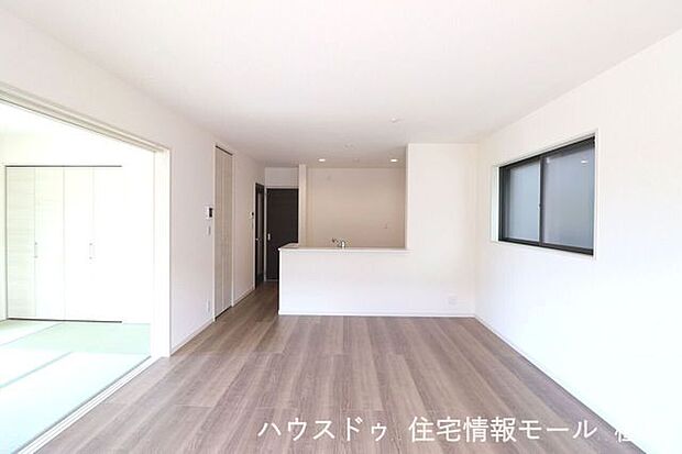 和室と合わせて22帖の大きなお部屋としても利用可能。ご家族の憩いの場にぴったりですね。