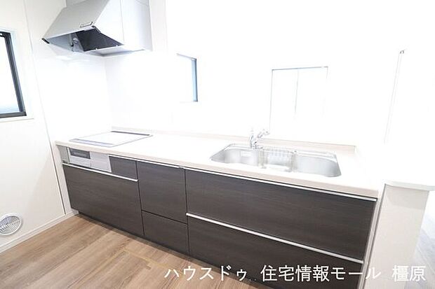 ご家族並んでお料理を楽しめる大型のシステムキッチン。3口コンロでお料理がはかどります。