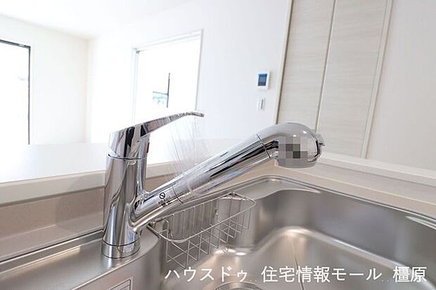 水栓一体型の浄水器は場所を取らずにきれいな水がいつでも利用できます。