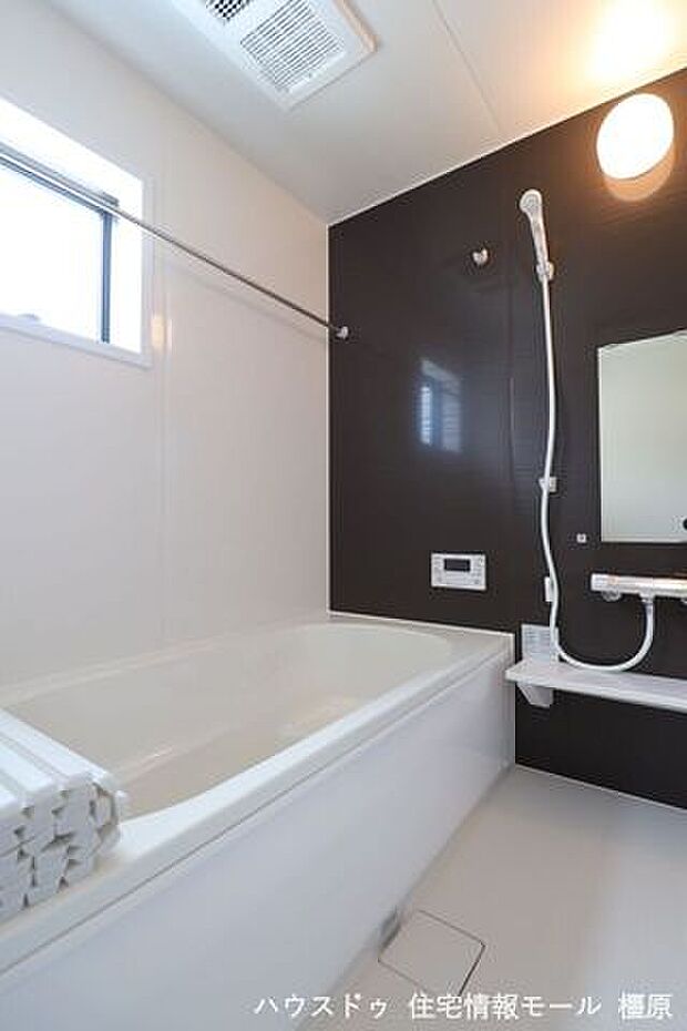 足を伸ばしておくつろぎいただける1坪サイズ。浴室暖房乾燥機・追い焚き機能を完備しております