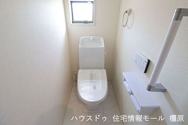 1・2階共に温水洗浄便座を完備しました。