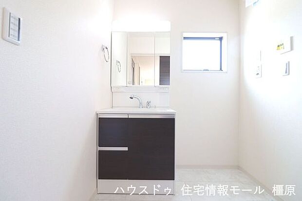 キッチンから出入りできる便利な間取りです。大きな洗濯機も無理なく設置していただけます。