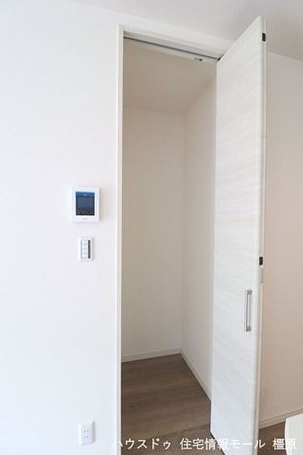 キッチン横に大容量の収納をもうけました。食品や日用品のストック整理にご活用下さい。