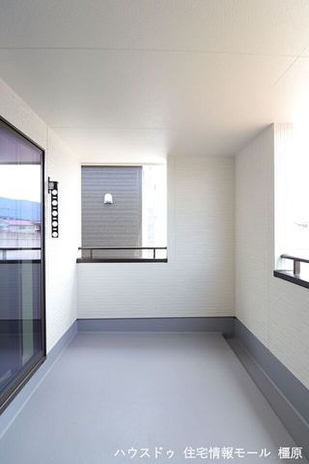 約4帖のインナーバルコニー。屋根があり突然の雨でもお洗濯物を濡らす心配はありません。