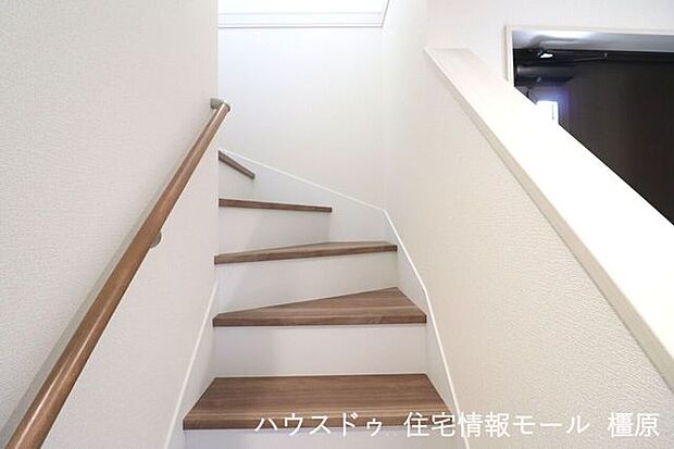 リビングを通らずに2階へ行ける配置。プライバシーも保たれ、お部屋の冷暖房効率も損ないません。