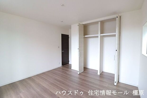 大容量のクローゼットがあり、沢山の衣類や小物もすっきり整理できます。