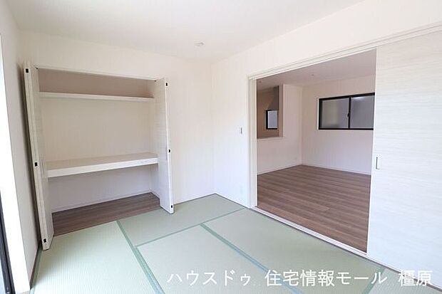 押入はクローゼットタイプを採用しました。ふすま貼替の手間も無く、お手入れ楽々です。