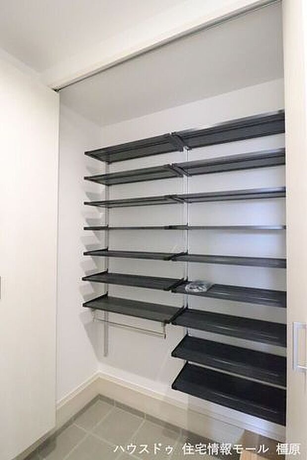 土間収納の棚は可動式。お好きなレイアウトでご利用下さい。傘掛けもあり大変便利です。