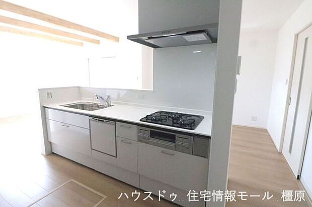 ご家族並んでお料理を楽しめる大型のシステムキッチン。3口コンロでお料理がはかどります。