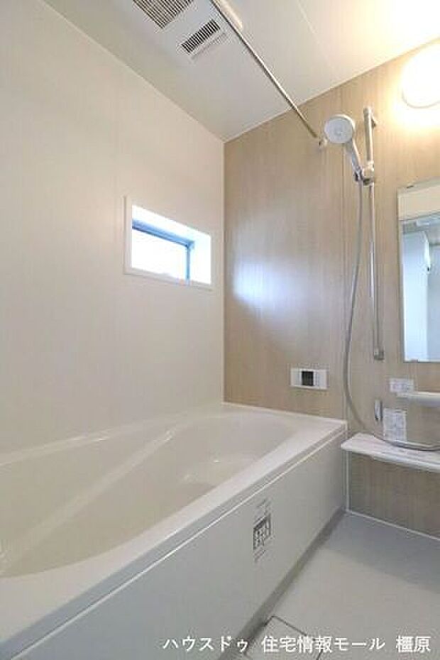 半身浴もゆっくり楽しめる1坪の広々浴室。ベンチタイプの浴槽はお湯が少なく済むため、節水・省エネにもつながります。