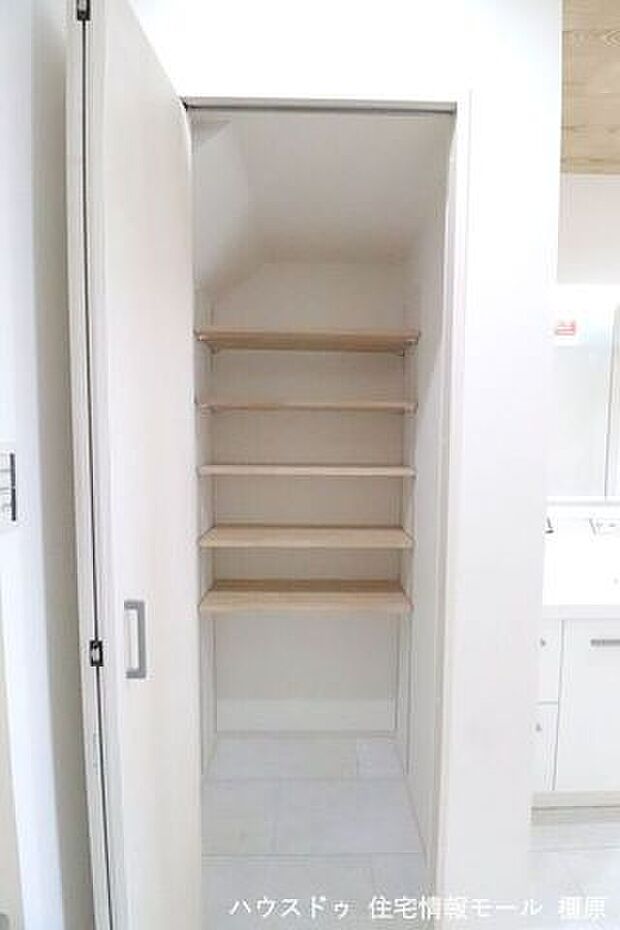 洗面室にも収納棚を設置。タオルや日用品の定位置にぴったりですね。