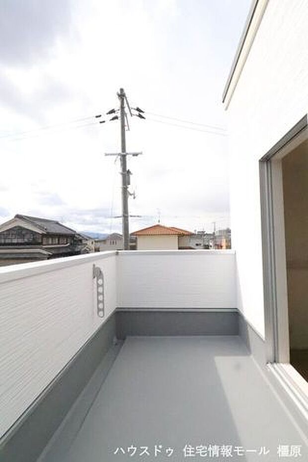 日差しがたっぷり降りそそぐ南向きバルコニー。冬場でもお洗濯物がしっかり乾きます。