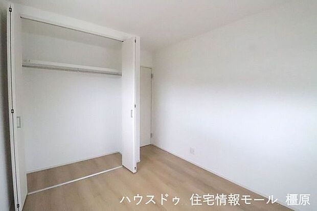 大容量のクローゼットをもうけており、沢山の衣類や小物もすっきり整理できます。