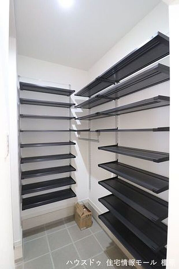 60足程度の靴が入る大きなスペース。ベビーカー等も余裕を持って置いていただけます。