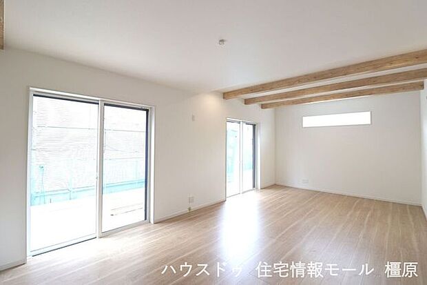 天井は見せ梁とダウンライトを採用しました。シーリングライトにホコリが溜まる事も無くお掃除の手間が省けます。