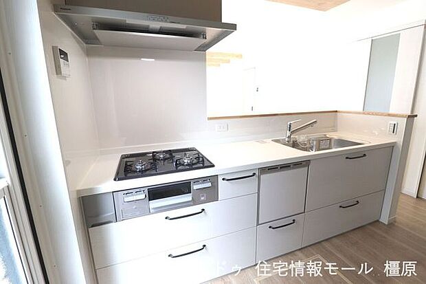 3口コンロはSiセンサー搭載。消し忘れや危険温度を自動感知し、安心な調理をバックアップします。