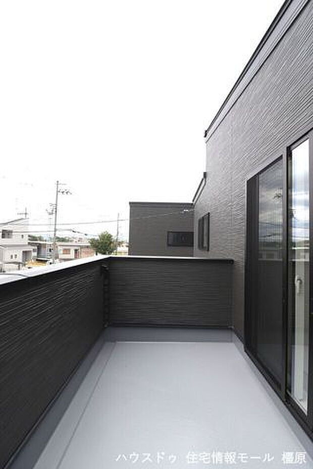 日差しがたっぷり降りそそぐ南向きバルコニー。冬場でもお洗濯物がしっかり乾きます