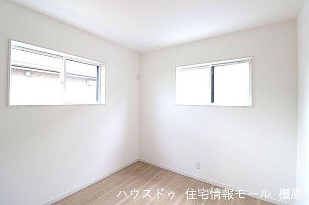 太陽の日射熱を50%以上カットできるLow-E複層ガラスを採用しました。室内の温かさを逃がさず結露の抑制効果もございます。