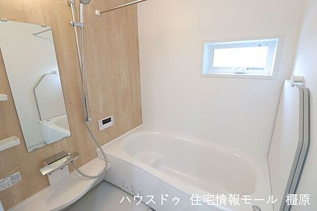 半身浴もゆっくり楽しめる1坪の広々浴室。ベンチタイプの浴槽はお湯が少なく済むため、節水・省エネにもつながります。
