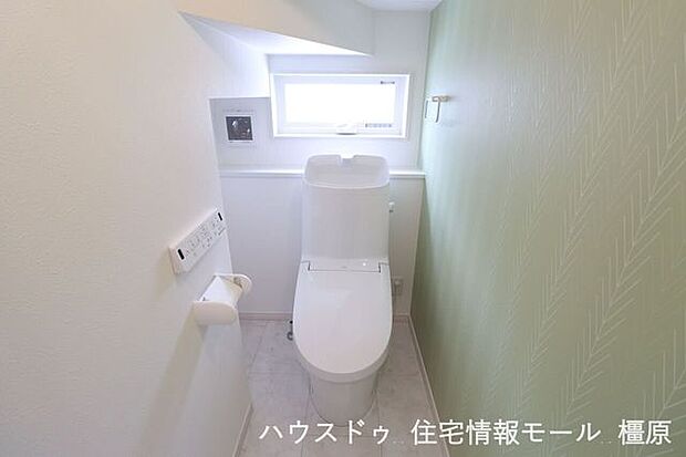 1・2階共に温水洗浄便座を完備しました。タンク一体型でお掃除楽々。いつも清潔に保てます。