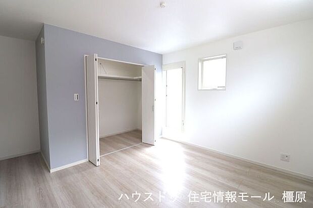 大容量のクローゼットをもうけており、沢山の衣類や小物もすっきり整理できます。
