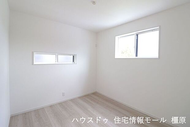 太陽の日射熱を50%以上カットできるLow-E複層ガラスを採用しました。室内の温かさを逃がさず結露の抑制効果もございます。