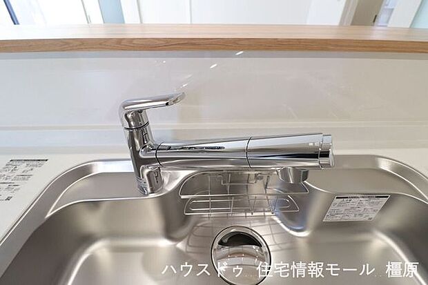 水栓一体型の浄水器は場所を取らずにきれいな水がいつでも利用できます。