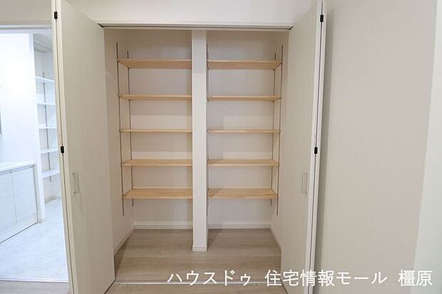 廊下に約1帖の収納がございます。棚板は可動式になっており、お好きなレイアウトでご利用いただけます