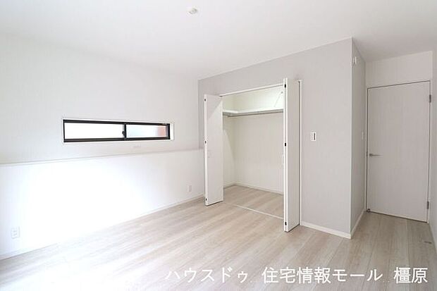 大容量のクローゼットがあり、沢山の衣類や小物もすっきり整理できます