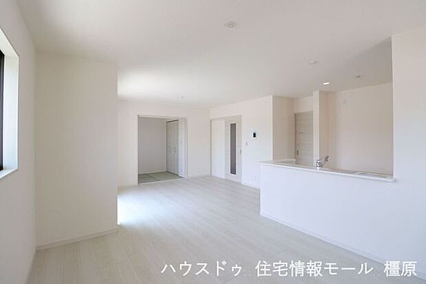 前面道路幅は約6ｍあり、大型車でもスムーズに出し入れできます（2025年6月13日撮影）