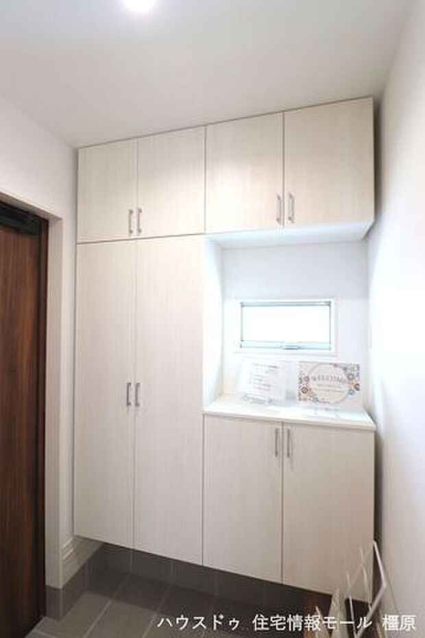 50足程度入り、散らかりがちな場所の整理に役立ちます。造り付けで万一地震が来ても安心です