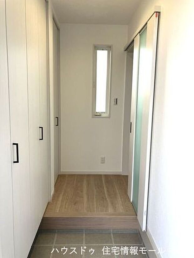 コートや上着の定位置にぴったりな収納ももうけております