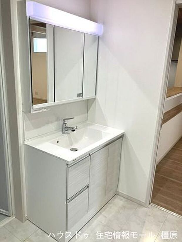 キッチンと廊下側の2か所から出入りできる便利な間取りです。