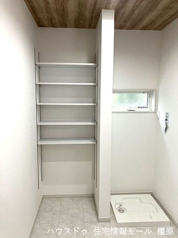 洗面室にも収納棚を設置しました。タオルや日用品の定位置にぴったりですね。