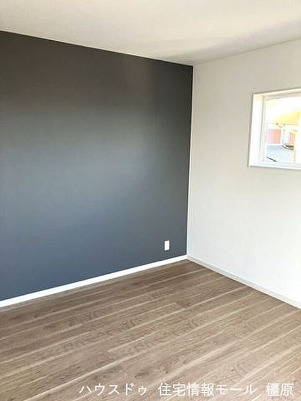 主寝室はアクセントクロスを使用し、落ち着いた印象に仕上がりました