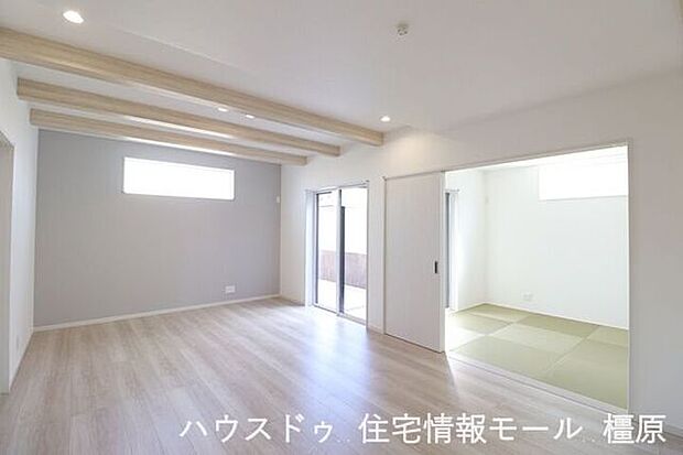 和室と合わせて23.5帖の大きな空間。お客様が大勢いらしてもゆったりおくつろぎいただけます。