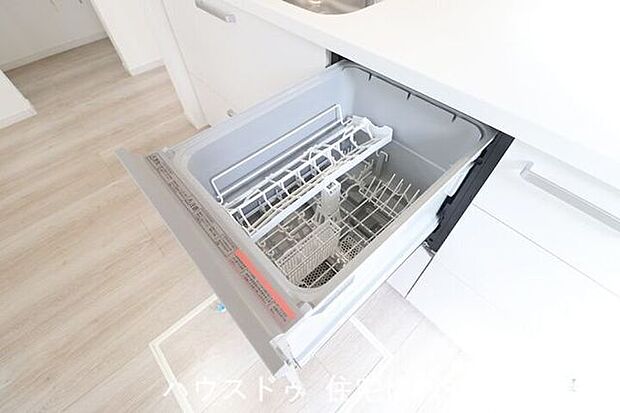家事の負担を軽減する食器洗浄乾燥機。高温のお湯と水圧で洗浄し、手洗いよりも清潔です