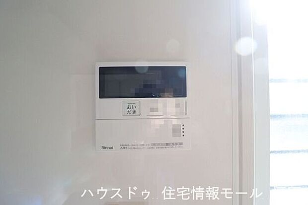 キッチンからボタン一つでお湯はりや追い焚きの操作ができるオートバス機能付きです。