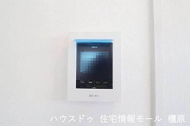 カラーモニターで訪問者をチェック。カメラ側にLEDライトがついており夜でもカラーで確認できます。