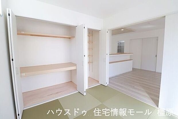 リビングと続き間になっており大変開放的。二面採光で明るさも確保しております。