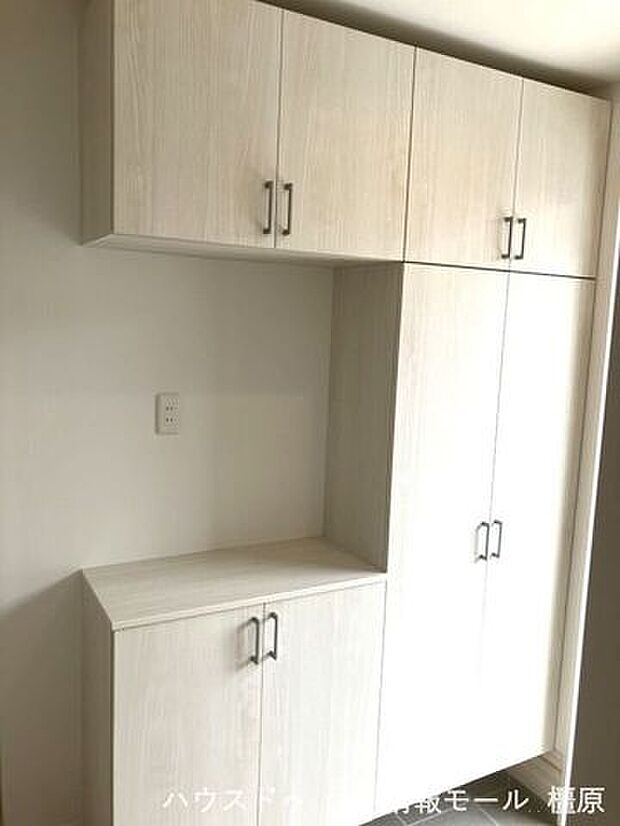 50足程度入り、散らかりがちな場所の整理に役立ちます。造り付けで万一地震が来ても安心です